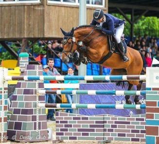 St Petersburg: Ibelle vd Grote Haart springt pannen van het dak St Petersburg: Ibelle vd Grote Haart springt pannen van het dak